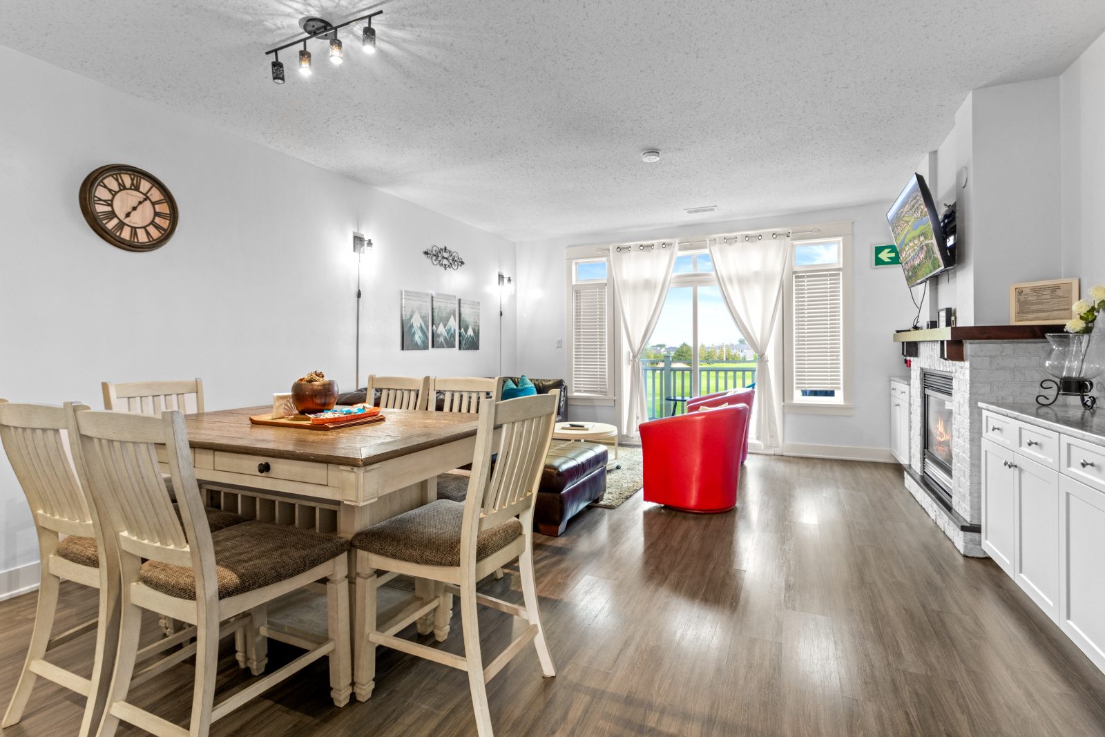 208 - 115 FAIRWAY COURT