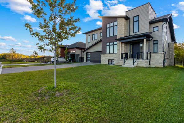 125 STONELEIGH DRIVE