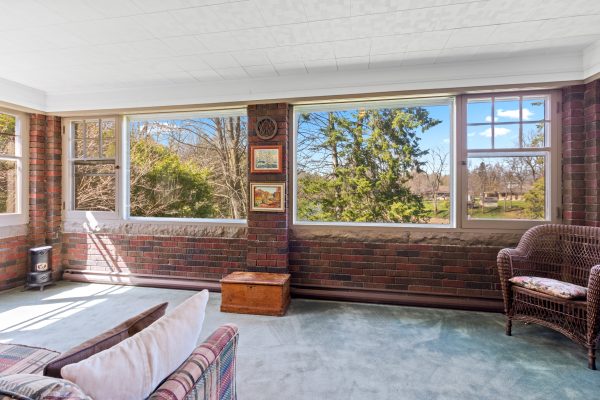 190 4TH STREET W