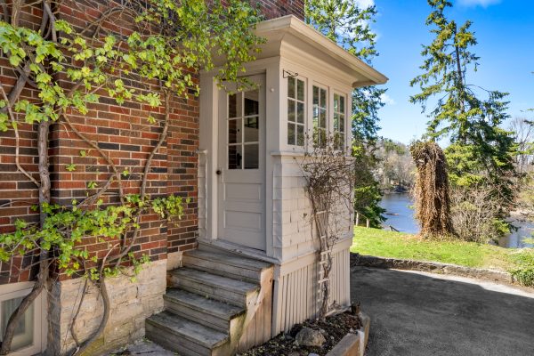 190 4TH STREET W