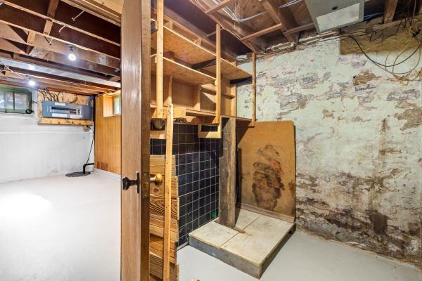 190 4TH STREET W