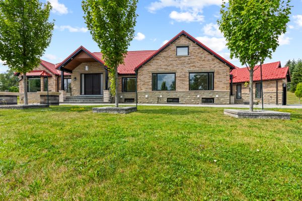4 LOCH ERNE LANE