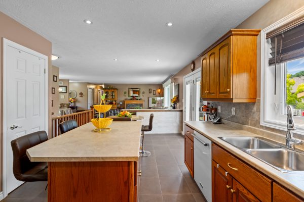 785 WOODLAND DRIVE