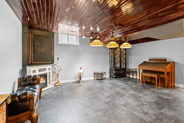 785 WOODLAND DRIVE