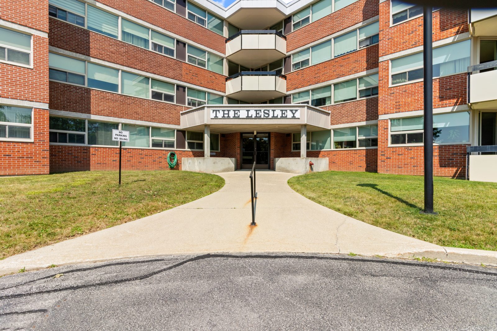 402 - 860 9TH STREET E