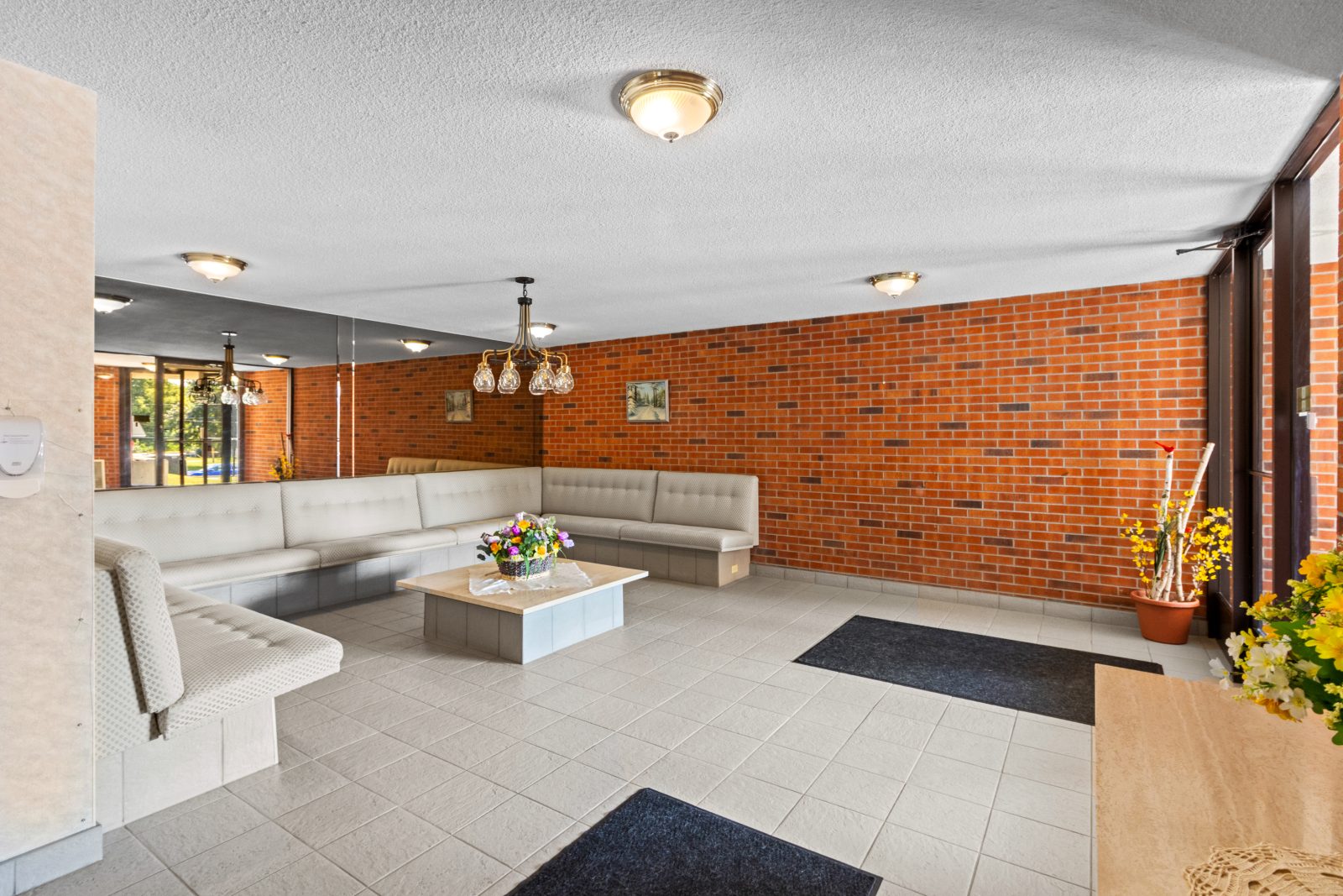 402 - 860 9TH STREET E