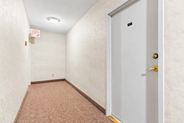 402 - 860 9TH STREET E