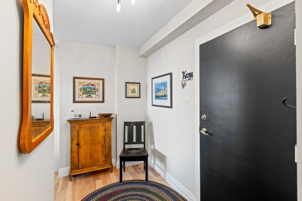 402 - 860 9TH STREET E