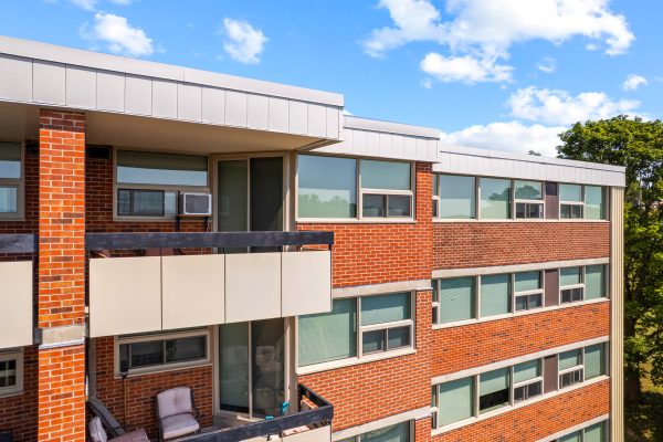 402 - 860 9TH STREET E