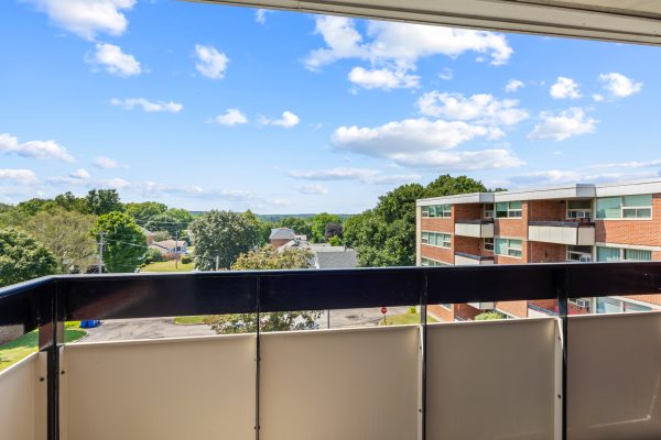 402 - 860 9TH STREET E