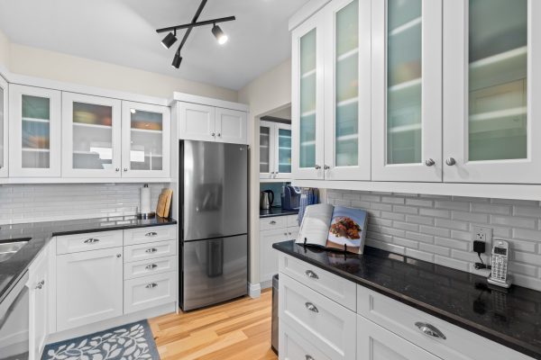 402 - 860 9TH STREET E