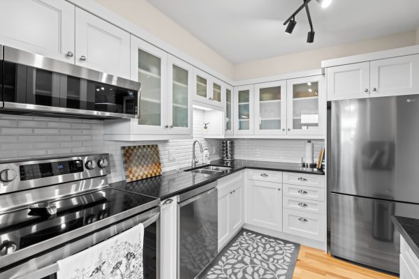 402 - 860 9TH STREET E