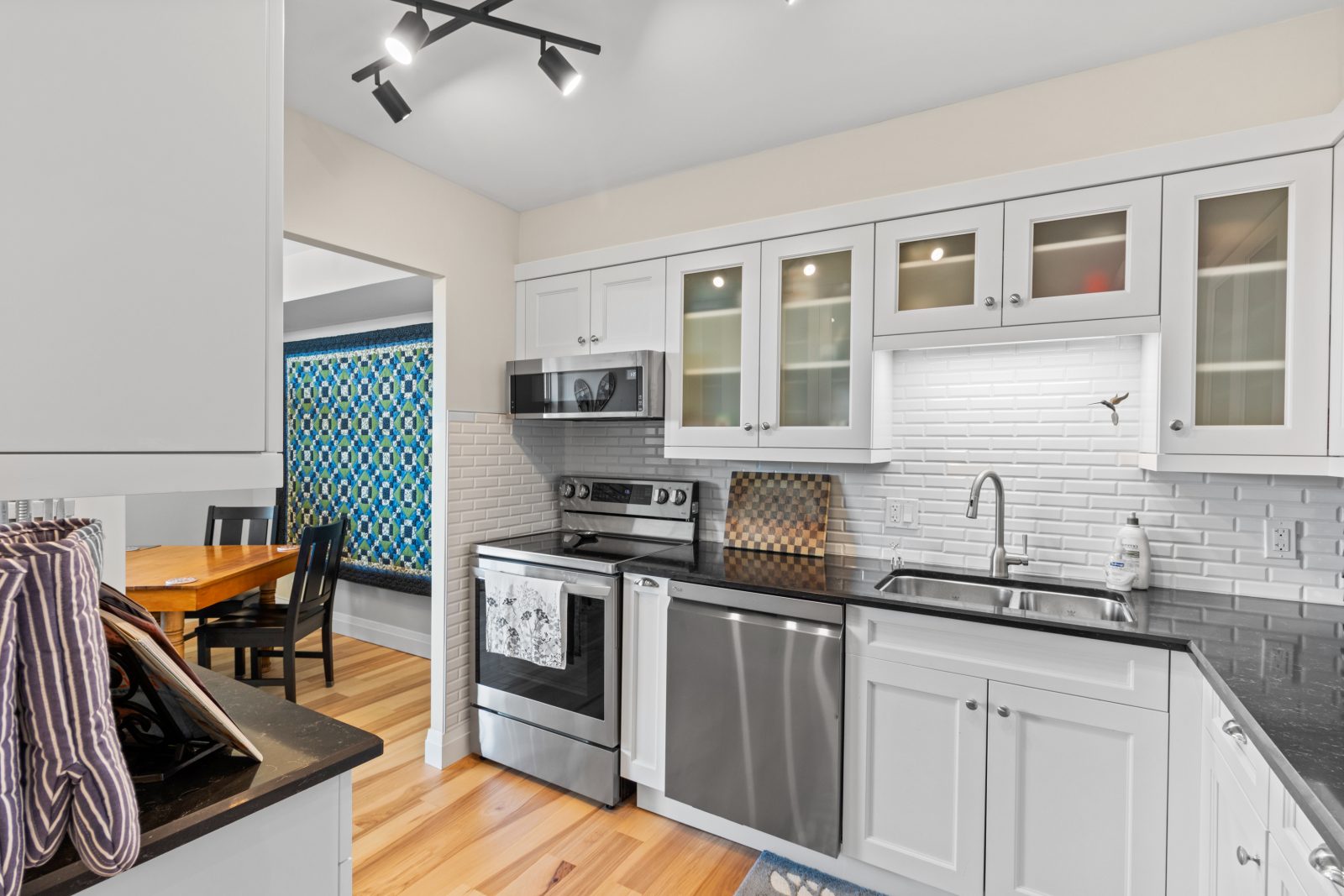 402 - 860 9TH STREET E
