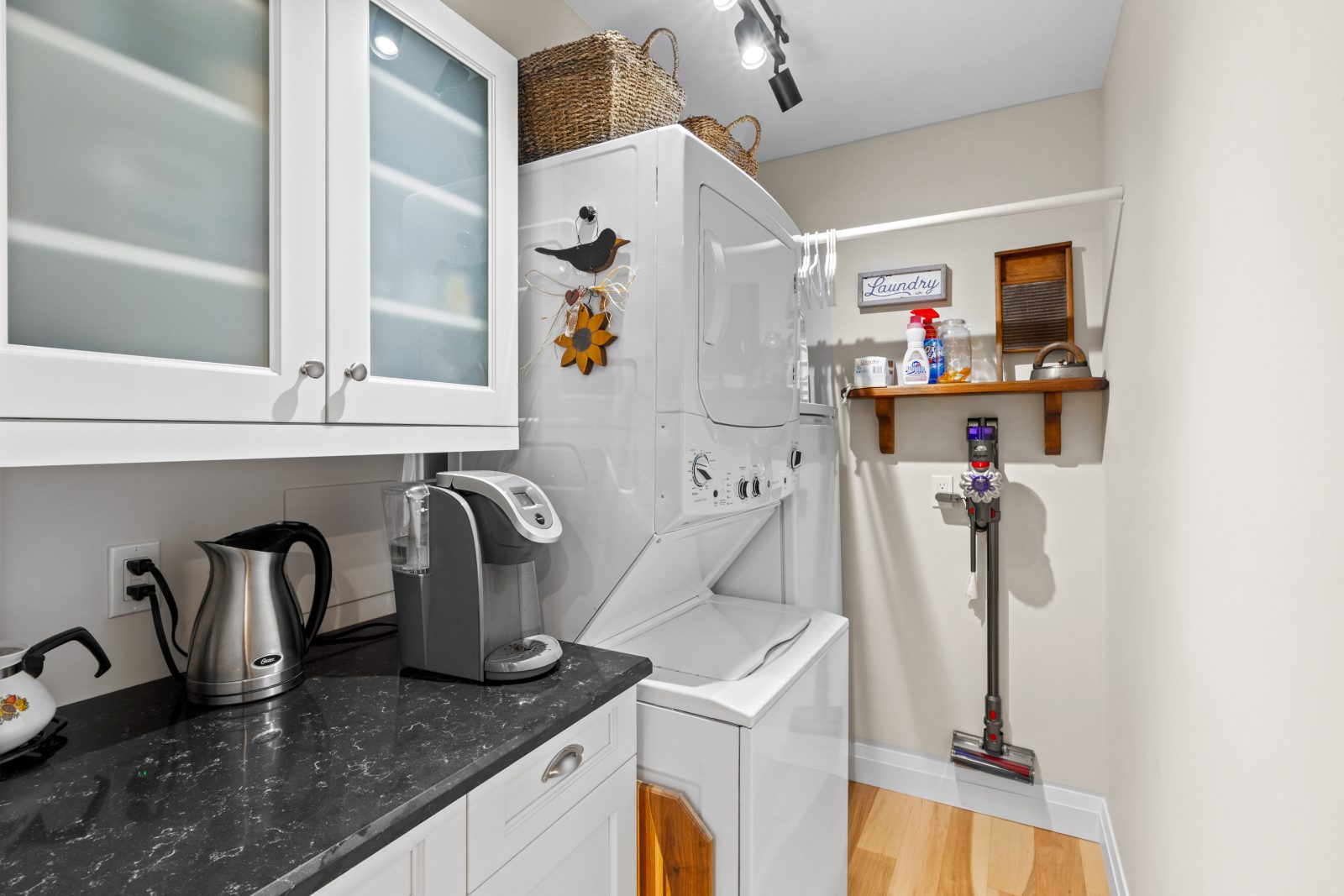 402 - 860 9TH STREET E