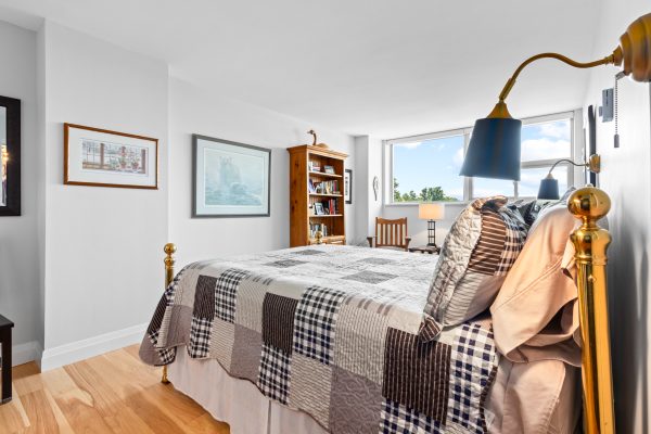 402 - 860 9TH STREET E