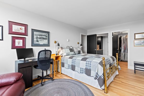402 - 860 9TH STREET E