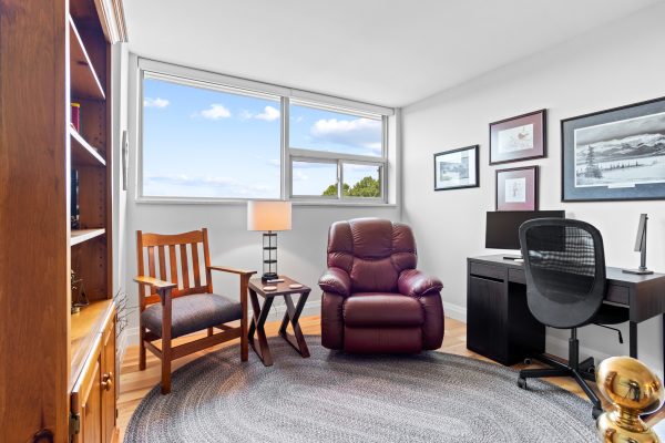402 - 860 9TH STREET E