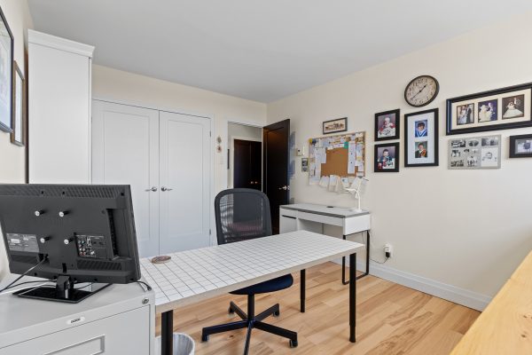 402 - 860 9TH STREET E