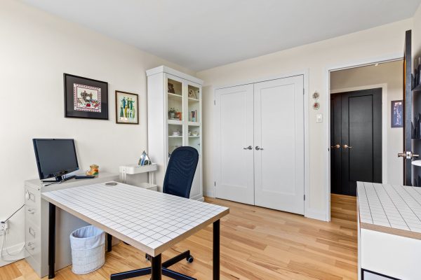 402 - 860 9TH STREET E