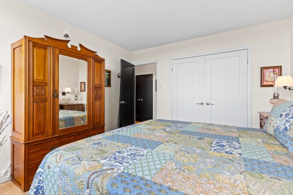 402 - 860 9TH STREET E