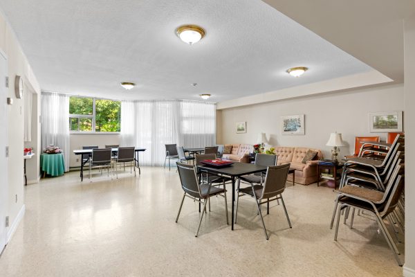 402 - 860 9TH STREET E