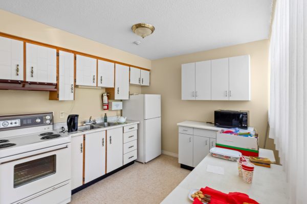 402 - 860 9TH STREET E
