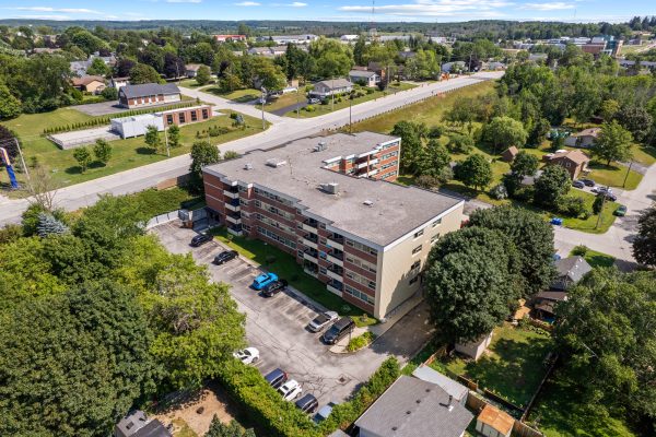 402 - 860 9TH STREET E