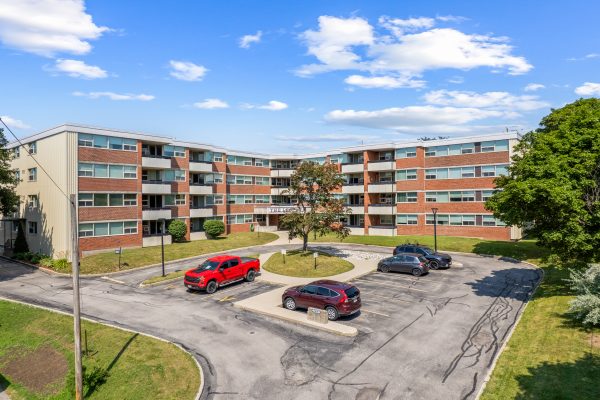 402 - 860 9TH STREET E